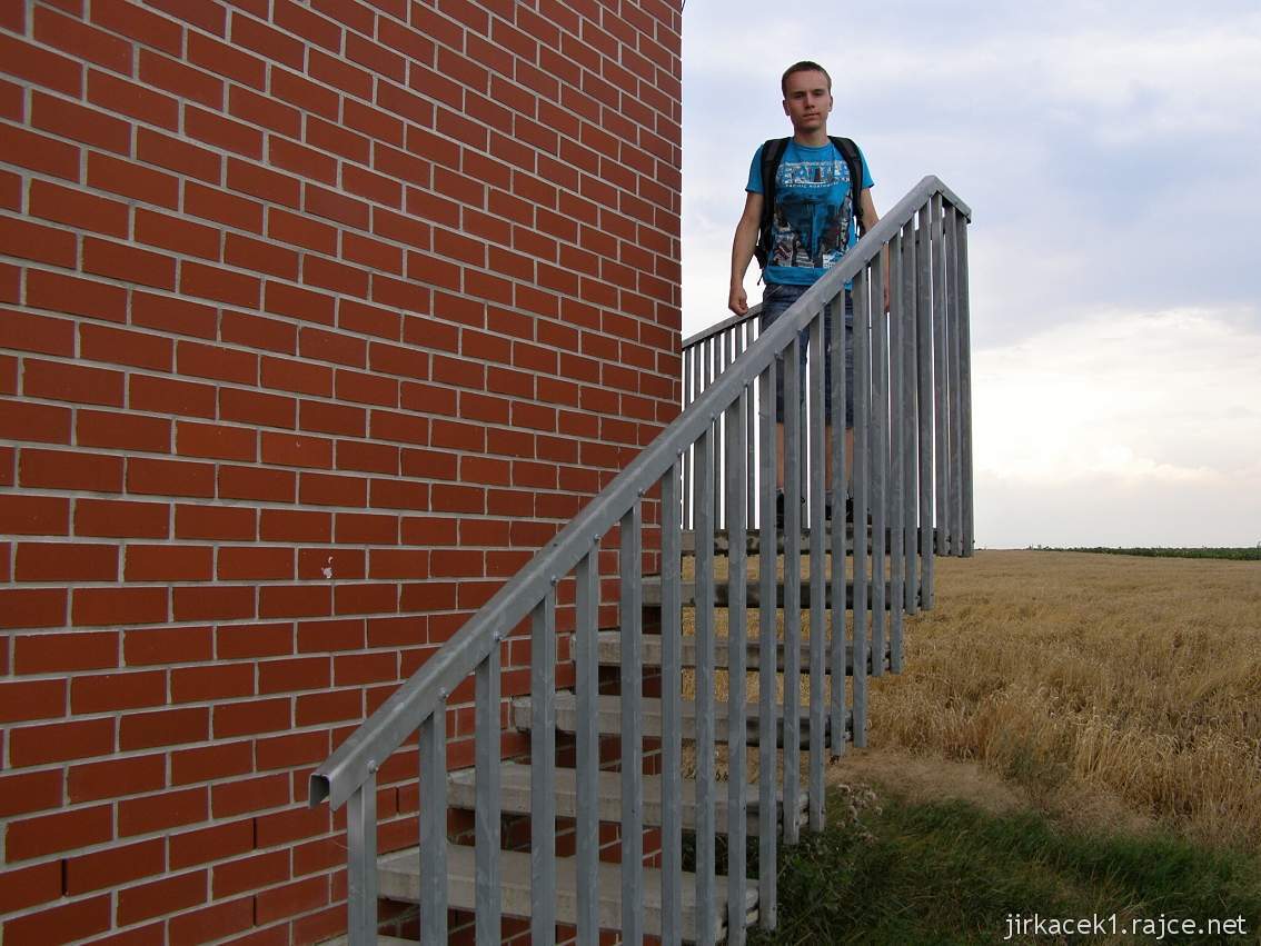 Bratčice - rozhledna na vodojemu - schody na vyhlídku